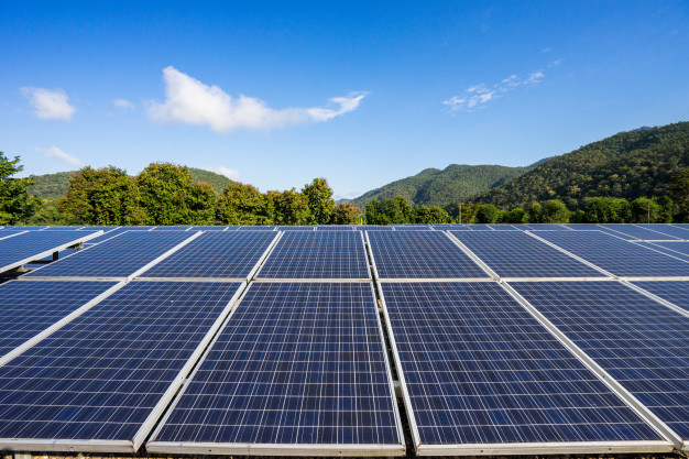 panel-solar-fondo-cielo_35087-42